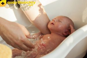 Hướng dẫn cách tắm cho trẻ sơ sinh