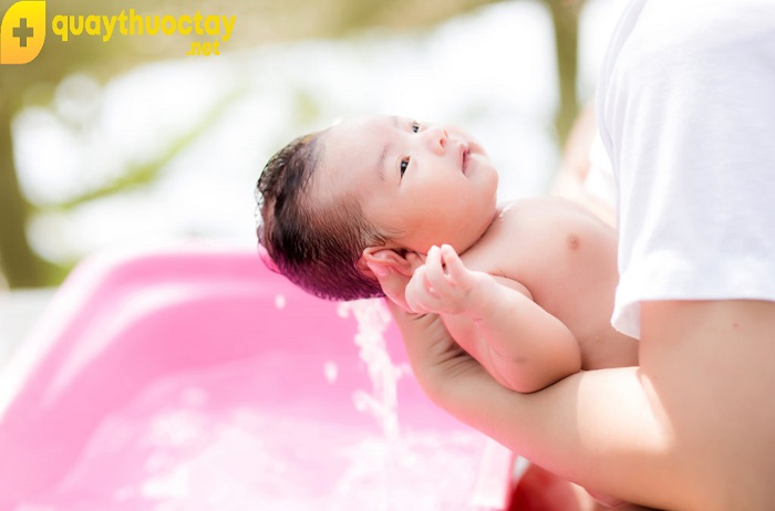 Cách tắm cho trẻ sơ sinh cần thực hiện theo đúng các bước