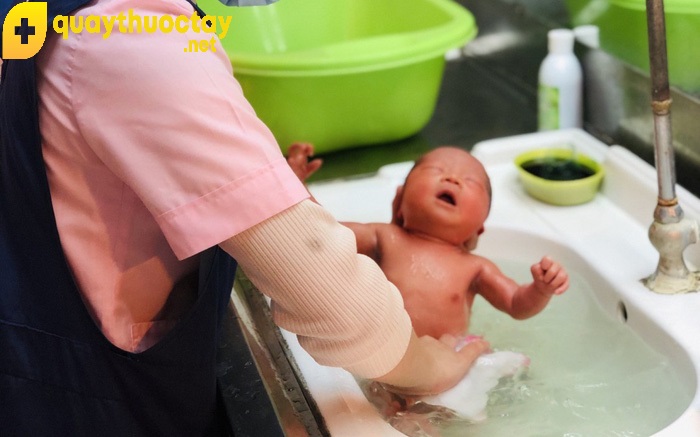 Lưu ý trong cách tắm cho trẻ sơ sinh